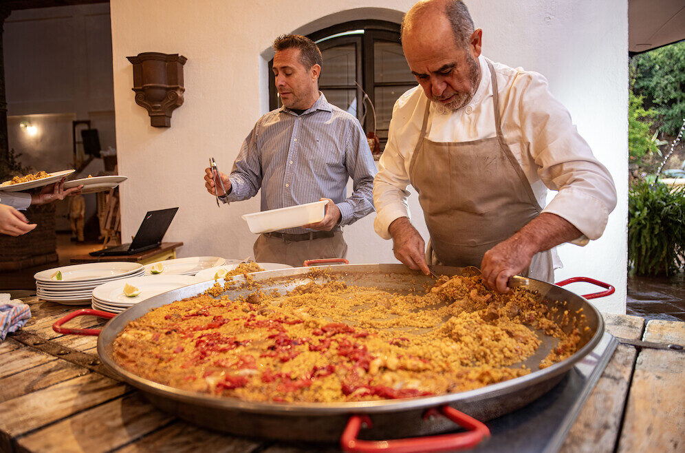 Marbella wedding trends 2025 - Paella 